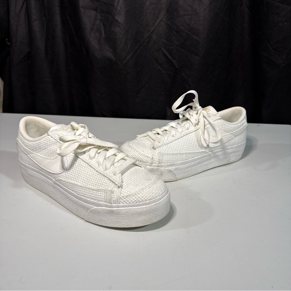 Nike Blazer Low Platform Shoes Women Size 8 Triple White Lace up Sneakers